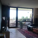 Guestroom With Wide View And Pool Near Side, 2nd Guest With Extra Bed Possible בית אירוח פרנקפורט