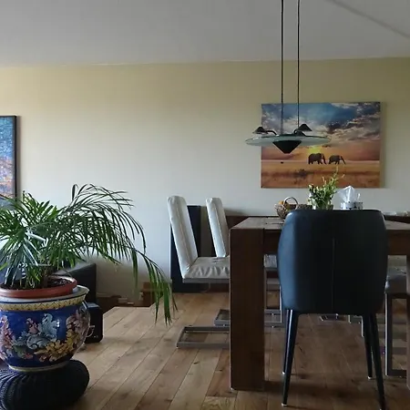 Habitación en casa particular Guestroom With Wide View And Pool Near Side, 2nd Guest With Extra Bed Possible *