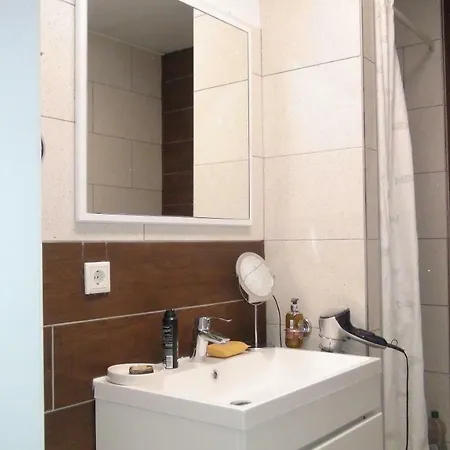 Guestroom With Wide View And Pool Near Side, 2nd Guest With Extra Bed Possible Privat bolig