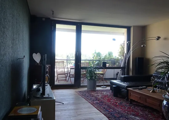 Guestroom With Wide View And Pool Near Side, 2nd Guest With Extra Bed Possible Homestay Frankfurt am Main