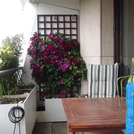 Quarto em Acomodações Particulares Guestroom With Wide View And Pool Near Side, 2nd Guest With Extra Bed Possible Frankfurt am Main
