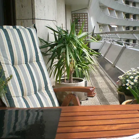 Quarto em Acomodações Particulares Guestroom With Wide View And Pool Near Side, 2nd Guest With Extra Bed Possible Frankfurt am Main
