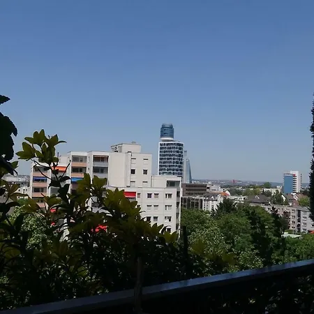 בית אירוח Guestroom With Wide View And Pool Near Side, 2nd Guest With Extra Bed Possible