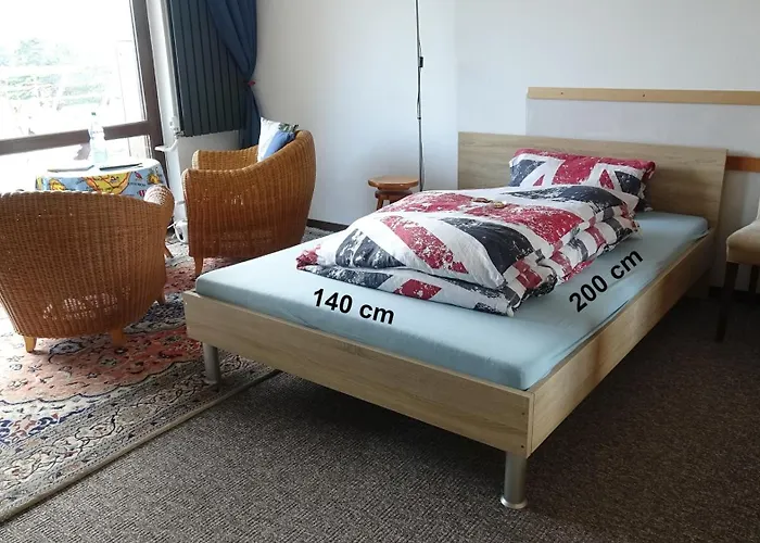 Guestroom With Wide View And Pool Near Side, 2nd Guest With Extra Bed Possible Quarto em Acomodações Particulares Frankfurt am Main